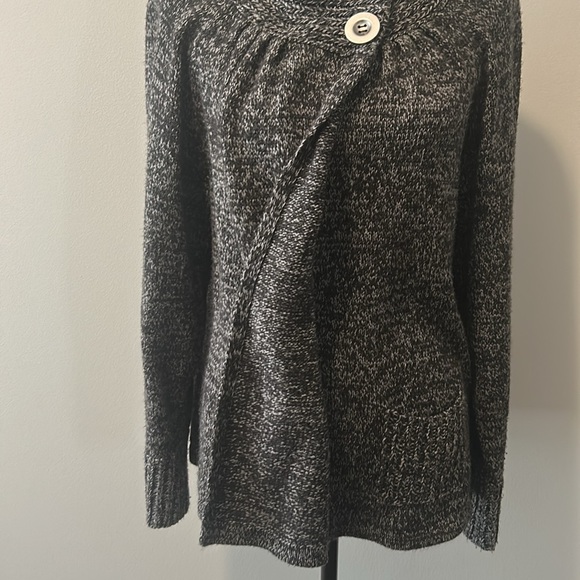 NWOT. Faux turtleneck long sleeve sweater in black and white heathered pattern. - Picture 4 of 11